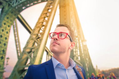 Yakışıklı genç işadamı mesafe bakıyor