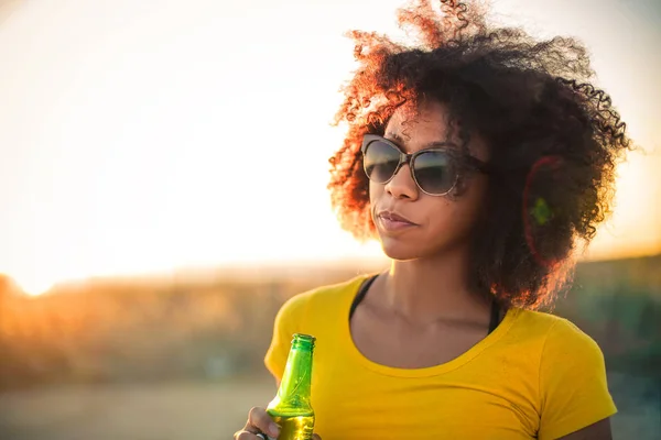 Joven Afroamericana Mujer Sosteniendo Botella Cerveza Playa —  Fotos de Stock