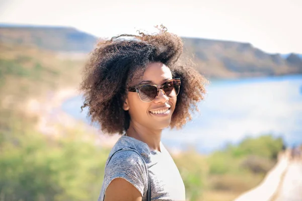 Jolie Fille Marchant Sur Une Falaise — Photo