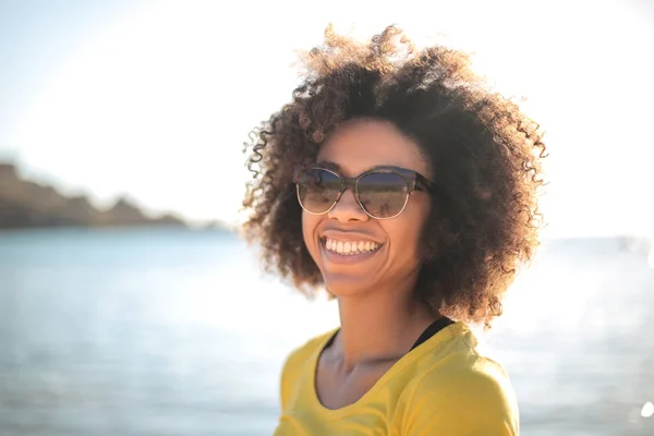 Retrato Una Hermosa Chica Sonriendo Disfrutando Tiempo Playa —  Fotos de Stock