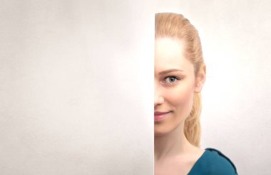 Pano ile genç sarışın bir kadın 