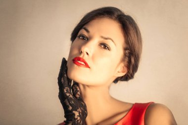 Güzel genç bir kadının portresi.