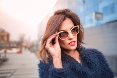 güzel bir genç kadın şık güneş gözlüğü