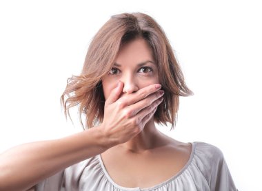 Güzel genç kadın ağzına elini basarak