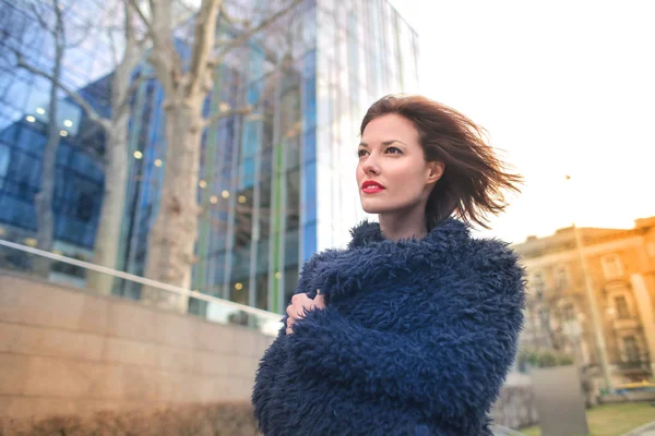 Güzel genç kadın sokakta yürürken