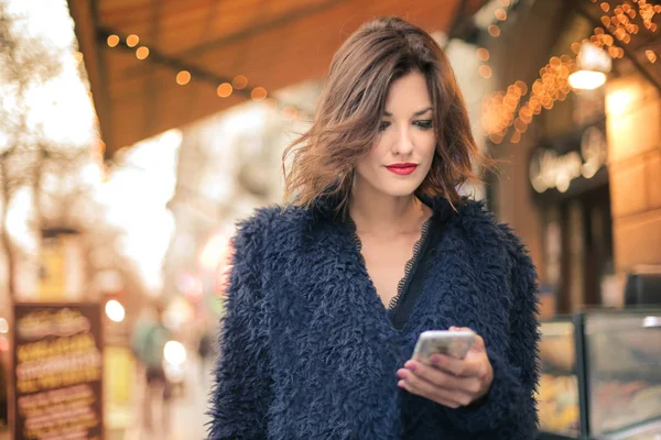 Hermosa Mujer Joven Usando Teléfono Inteligente — Foto de Stock