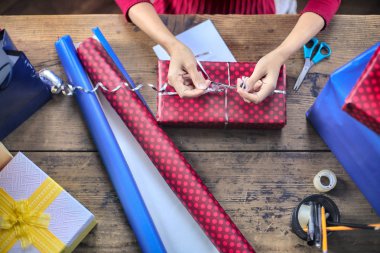 genç kadın ambalaj hediyelerin havai görünümü