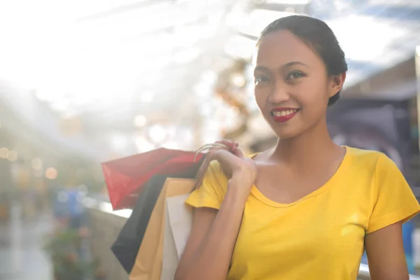 Joven Morena Mujer Sosteniendo Bolsas Compras — Foto de Stock