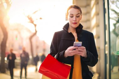 Akıllı telefon kullanan güzel bir kız.