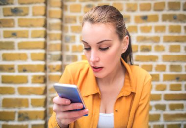 Akıllı telefon kullanan güzel bir kız.