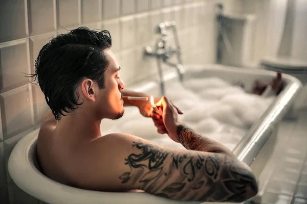 Knappe Jonge Man Roken Terwijl Het Nemen Van Bad — Stockfoto
