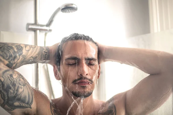 Knappe Jongeman Neemt Douche — Stockfoto