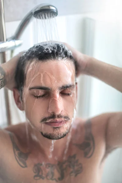 Knappe Jongeman Neemt Douche — Stockfoto