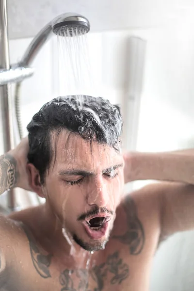 Knappe Jongeman Neemt Douche — Stockfoto