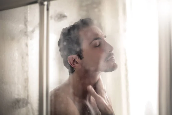 Guapo Joven Tomando Ducha — Foto de Stock