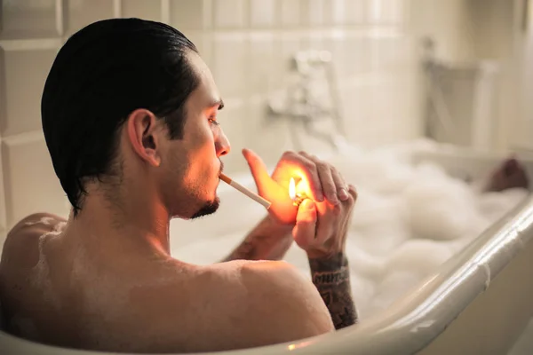 Yakışıklı Genç Adam Banyo Tüpü Sigara — Stok fotoğraf