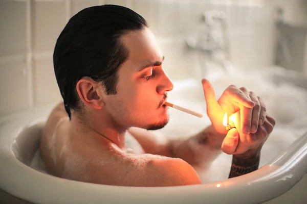 Guapo Joven Fumando Baño Tubo — Foto de Stock