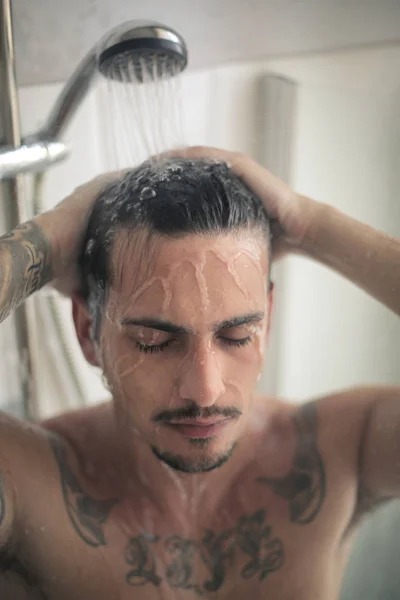 Knappe Jonge Man Die Een Douche Nemen — Stockfoto