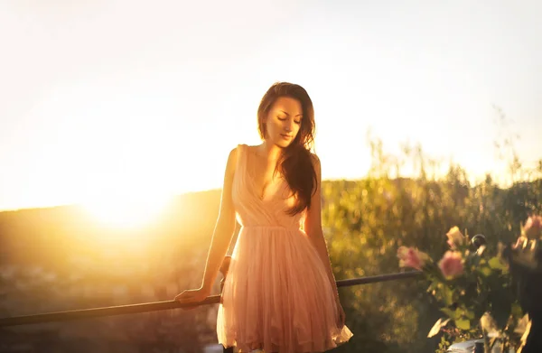 Schöne Mädchen Genießen Den Sonnenuntergang Von Einer Terrasse — Stockfoto