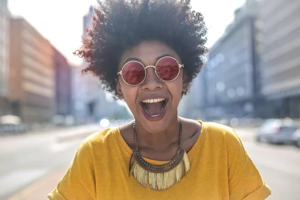 Chica Alegre Anteojos Sonriendo —  Fotos de Stock