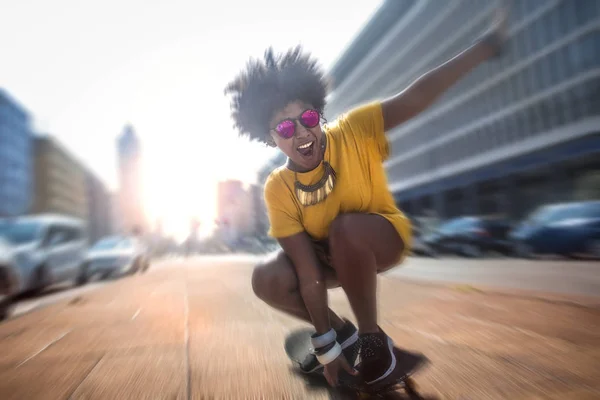 通りで速く行くスケーターの女の子 — ストック写真