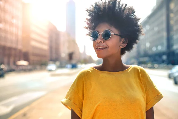 Chica Mirando Alrededor Como Turista Una Gran Ciudad —  Fotos de Stock