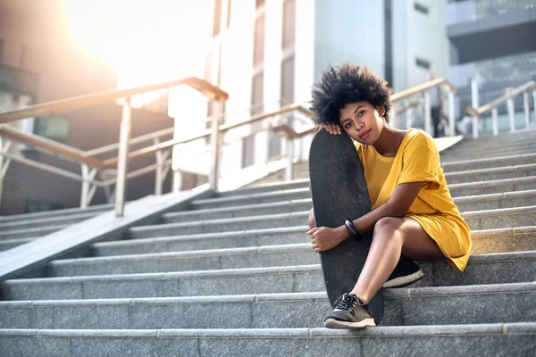 Chica Patinadora Fresca Sentada Escalera —  Fotos de Stock