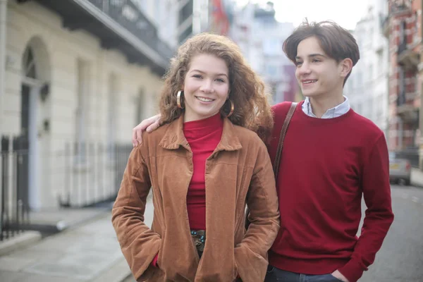 Freunde Die Zusammen Auf Der Straße Gehen — Stockfoto