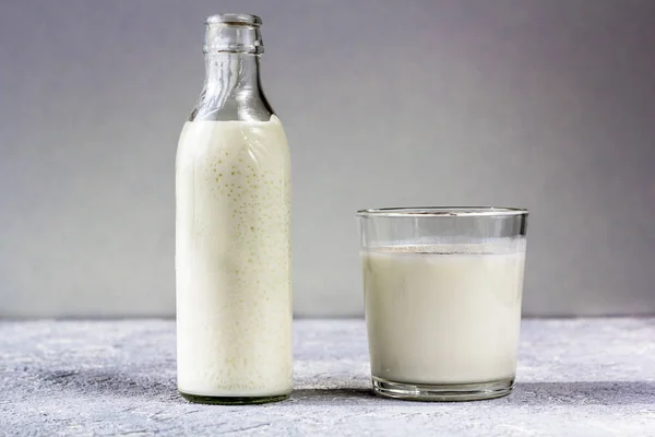 Garrafa Vidro Vidro Iogurte Sobre Fundo Cinza Conceito Produtos Lácteos — Fotografia de Stock
