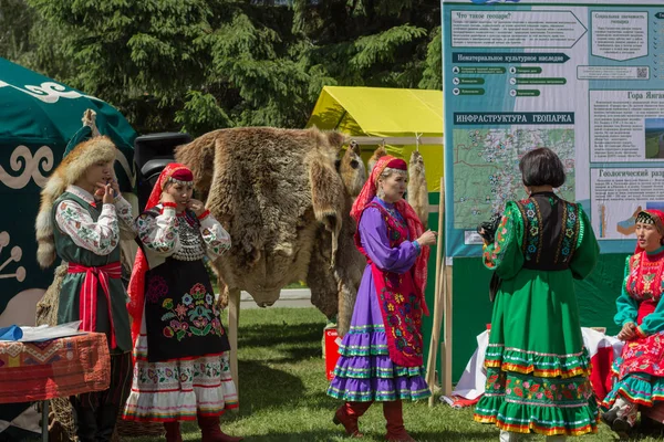 Yekaterinburg ロシア 2019 サバントゥイ 人々のタタールとバシュキルのフィールドワークの休日 市内の公園でタタール人とバシュキルの伝統的な祭り — ストック写真