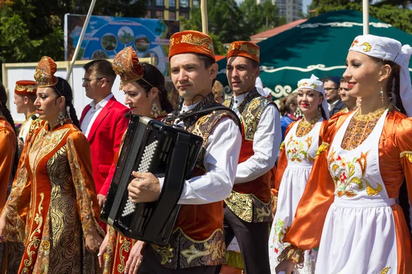 叶卡捷琳堡 俄罗斯 2019 Sabantuy 人民鞑靼人和巴什基尔人的野战假期 公园里传统的鞑靼人和巴什基尔人的节日 — 图库照片
