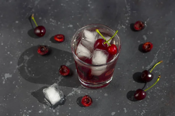 Fresh cherry cocktail. A cocktail with gin or vodka, cherry syru — Stock Photo, Image