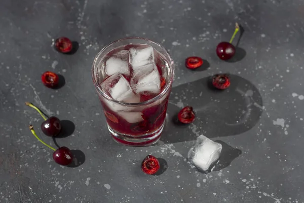 Fresh cherry cocktail. A cocktail with gin or vodka, cherry syru — Stock Photo, Image