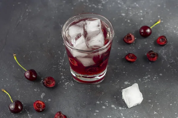 Fresh cherry cocktail. A cocktail with gin or vodka, cherry syru — Stock Photo, Image