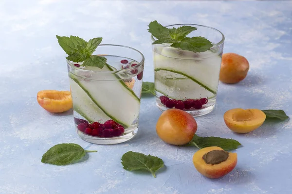 Fresh cool detox drink with cucumber, berries and peaches or apr — Stock Photo, Image
