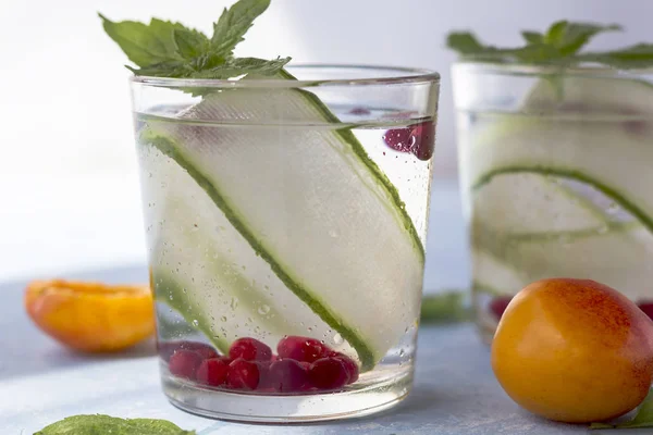 Fresh cool detox drink with cucumber, berries and peaches or apr — Stock Photo, Image