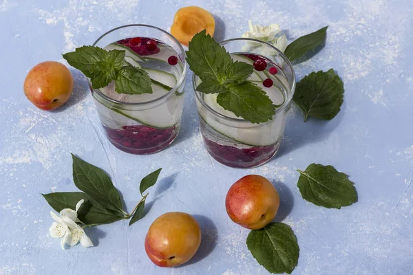 Fresh cool detox drink with cucumber, berries and peaches or apr — Stock Photo, Image