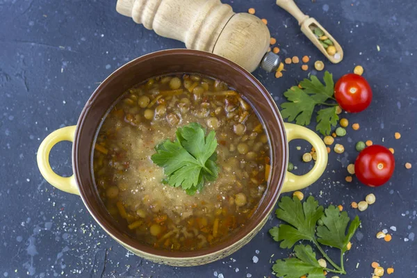 Zuppa tradizionale di lenticchie turche. Zuppa vegetariana fatta in casa con l — Foto Stock