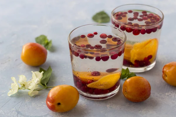 Fresh cool detox drink with berries and peaches or aprikotes. — Stock Photo, Image