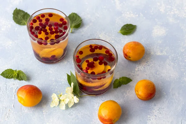 Fresh cool detox drink with berries and peaches or aprikotes. — Stock Photo, Image