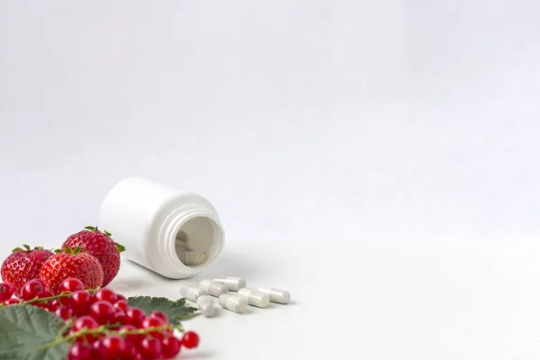 Integratori vitaminici come capsula con bacche fresche di medici — Foto Stock