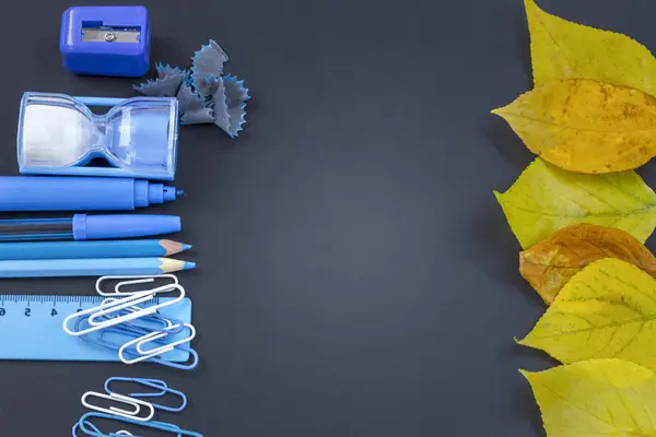 Educação ou voltar ao conceito de escola. Material escolar azul em bla — Fotografia de Stock