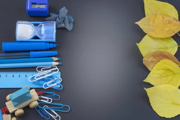 Educação ou voltar ao conceito de escola. Material escolar azul em bla — Fotografia de Stock