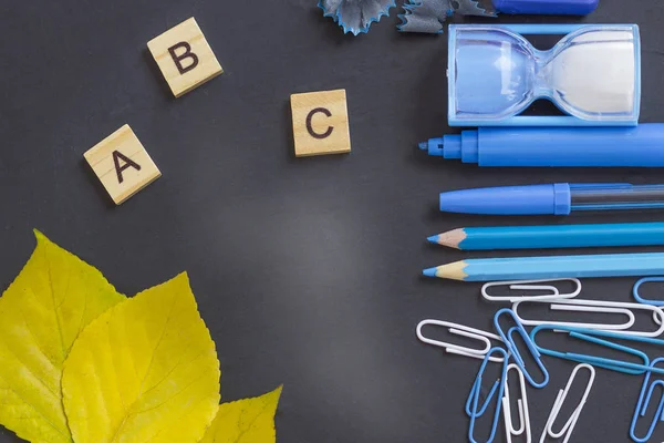 Educação ou voltar ao conceito de escola. Material escolar azul em bla — Fotografia de Stock