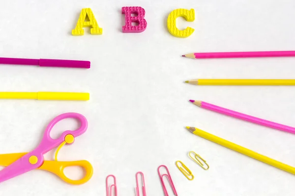 Educación o vuelta al concepto escolar. Material escolar colorido o — Foto de Stock