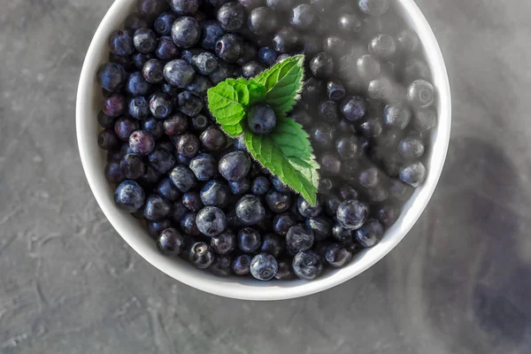 Świeże jagody organiczne w misce na ciemnym tle w smoky — Zdjęcie stockowe