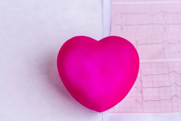 Cardiograma com coração de brinquedo vermelho de perto, com espaço para texto . — Fotografia de Stock