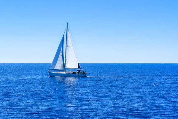 Iate navegando em mar aberto. Barco à vela no mar Mediterrâneo . — Fotografia de Stock