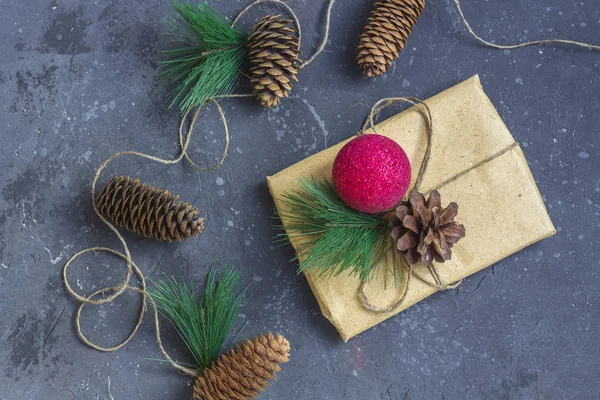 Weihnachtskomposition. Geschenkverpackung in Kraftpapier, Tanne br — Stockfoto