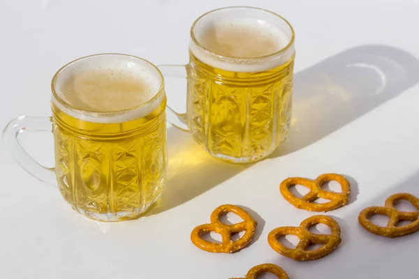 Concepto de Octoberfest. Taza de cerveza con bocadillos de sal pritzels, bret —  Fotos de Stock